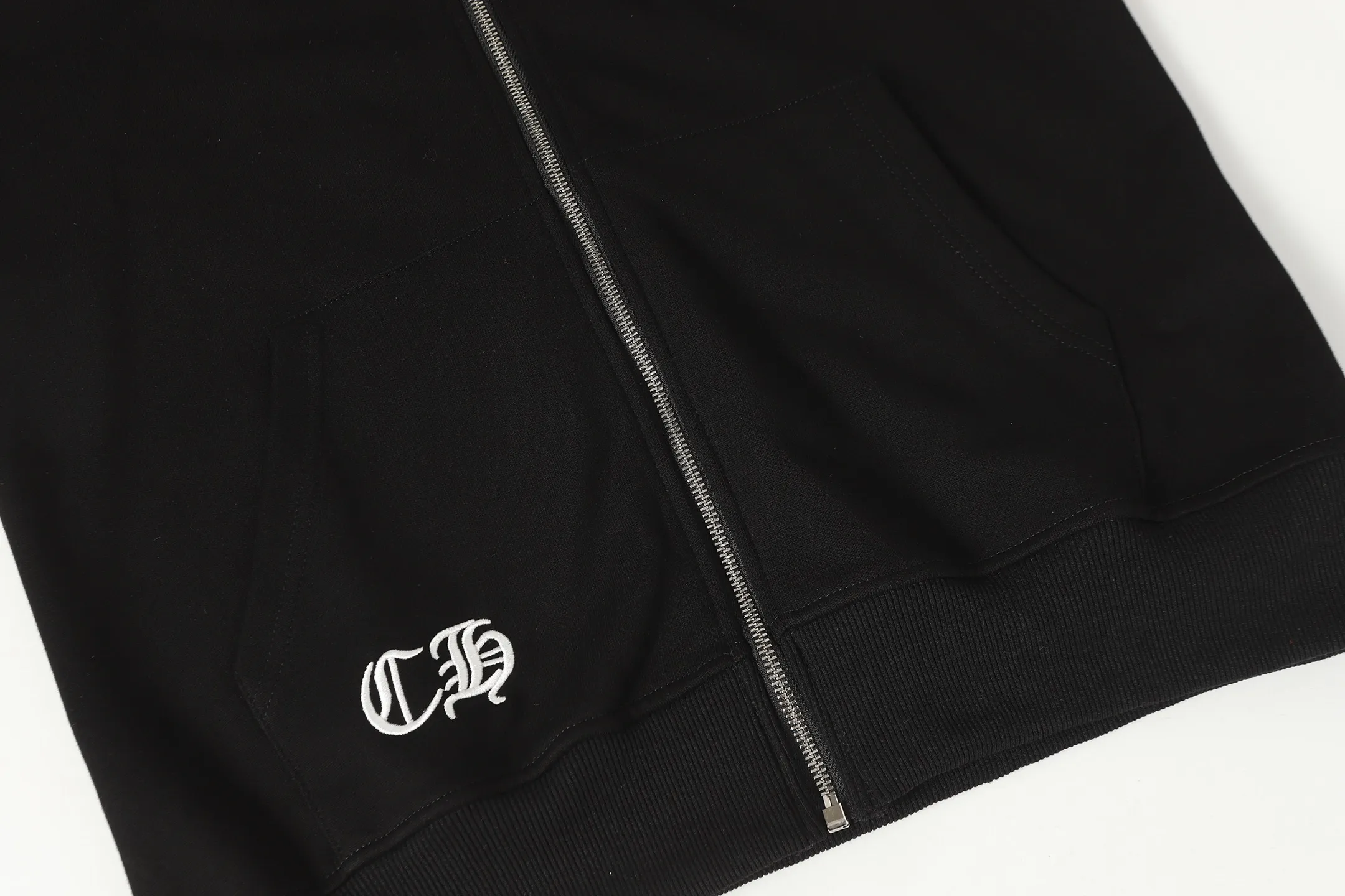 P280 Cross-border running quantity model, please do not place an order if you pursue quality - Chrome Hearts/Chrome Hearts Sanskrit embroidered high-density zipper sweatshirt cardigan jacket - High weight, high density and high quality. The wool is soft, delicate and skin-friendly. Soft and silky to the touch. Excellent warmth and skin-friendly properties. - Custom-woven and custom-dyed, no color difference. No matter the fabric or workmanship details, it beats the ordinary version on the market. - Hardware zipper accessories are all customized, full of details - Color: black gray - Size: S M L XL